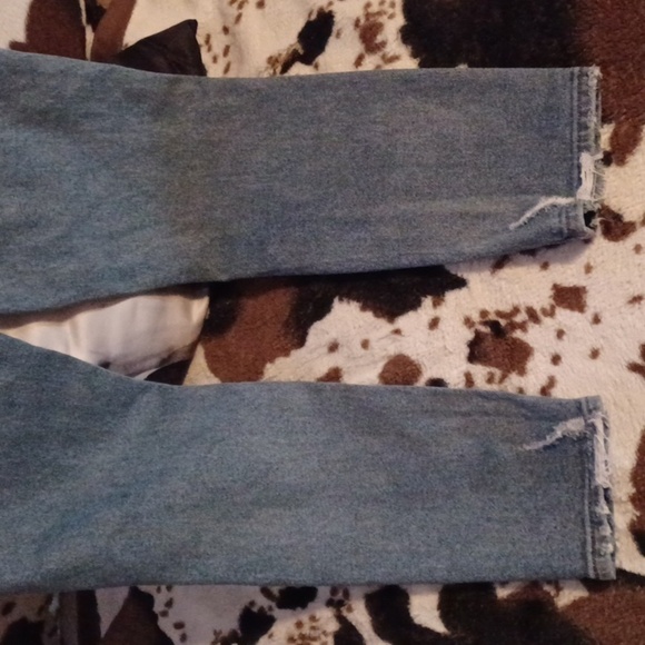 TINSELTOWN, DISTRESSED JEANS, SIZE 1 SEE MEASUREMENTS BELOW. - Picture 6 of 9